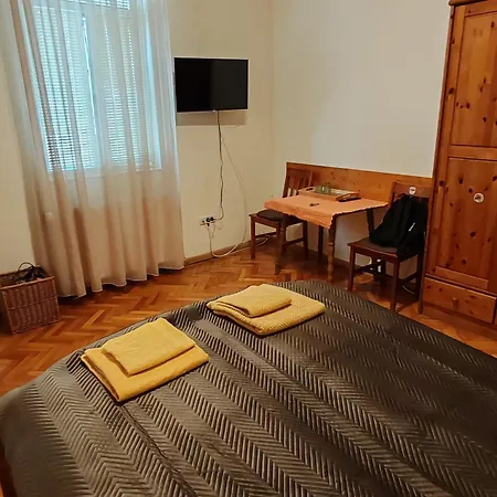 Arthouse Lucrezia בית הארחה